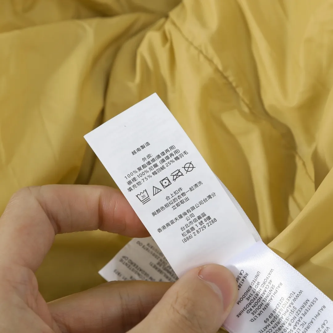 P680 #R58 Ralph Lauren/Ralph Lauren classic new down jacket jacket with detachable hood extra thick plush down jacket men's top "Thousands of stitches of electric embroidery, the logo is like a work of art" The imported Barudan embroidery machine is used to carve the classic polo logo with precision electric embroidery technology. Each letter is full and three-dimensional, with clear details, making it the "most expensive embroidered logo" on the down jacket, highlighting its extraordinary status. "75% national standard high-quality white duck down, light and heat-locking" is filled with 75% high-quality white duck down, which is light and pressure-free, but has excellent warmth retention. After compression, it can quickly rebound and become fluffy, say goodbye to bloat, embrace unburdened warmth, and face the cold winter without timidity. "Technical fabrics that protect against cold and wind and rain" · Long-lasting fluffy and non-stiffening, consistent thermal performance · 400T high-density gallbladder + pinhole retraction technology, completely say goodbye to velvet · Windproof and waterproof matte fabric with adjustable hem, easy to deal with bad weather "Five colors come together to interpret diverse styles" · White: pure first snow, fresh and versatile · Black: classic without limits, calm and atmospheric · Navy blue: low-key and elegant, suitable for both business and leisure · Sky blue: bright and healing, brightening up dull winter days · Khaki: retro and gentle, the first choice for urban wanderers "The details are authentic, the texture is everywhere" The original electroplated YK zipper is smooth and durable, the detachable hood can be worn multiple times, and the original hangtag and washable label ensure authentic quality. The same design for men and women makes it easy to control whether it is used as a couple's outfit or to create personal style, making it an indispensable fashion equipment this winter.  Color: Black, Navy, Khaki, White, Sky Blue Size: S M L